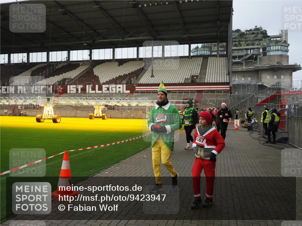 07.12.2025 - St. Pauli X-Mass-Run No. 15 Fabian Wolf http://msf.ph/oto/9423947 07.12.2025 12:04:07 Ziel 778, 795, 923, 1228, 1231, 1236, 1357, 2091, 2398, 3121, 3705, 3753, 3851, 3983, 3985, 4047, 4049, 4131, 4305, 4365, 4367 meine-sportfotos.de
