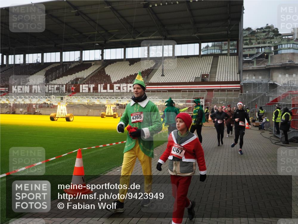 07.12.2025 - St. Pauli X-Mass-Run No. 15 Fabian Wolf http://msf.ph/oto/9423949 07.12.2025 12:04:07 Ziel 778, 795, 923, 1228, 1231, 1236, 1357, 2091, 2398, 3121, 3705, 3753, 3851, 3983, 3985, 4047, 4049, 4131, 4305, 4365, 4367 meine-sportfotos.de