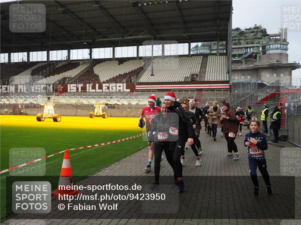 07.12.2025 - St. Pauli X-Mass-Run No. 15 Fabian Wolf http://msf.ph/oto/9423950 07.12.2025 12:04:11 Ziel 778, 795, 923, 1228, 1231, 1236, 1357, 1504, 2091, 2398, 3121, 3705, 3753, 3851, 3983, 3985, 4008, 4047, 4049, 4131, 4302, 4305, 4311, 4365, 4367, 4728 meine-sportfotos.de