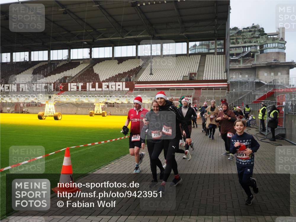 07.12.2025 - St. Pauli X-Mass-Run No. 15 Fabian Wolf http://msf.ph/oto/9423951 07.12.2025 12:04:12 Ziel 778, 795, 923, 1228, 1231, 1236, 1357, 1504, 2091, 2398, 3121, 3705, 3753, 3851, 3983, 3985, 4008, 4047, 4049, 4131, 4302, 4305, 4311, 4365, 4367, 4374, 4386, 4728 meine-sportfotos.de