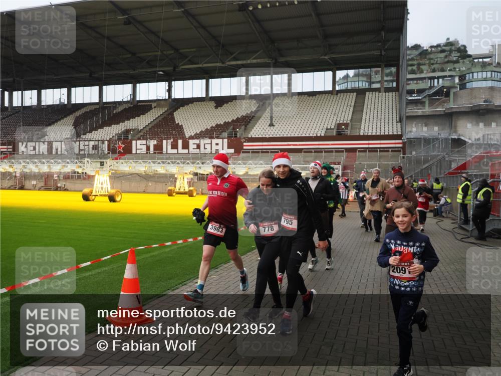 07.12.2025 - St. Pauli X-Mass-Run No. 15 Fabian Wolf http://msf.ph/oto/9423952 07.12.2025 12:04:12 Ziel 778, 795, 923, 1228, 1231, 1236, 1357, 1504, 2091, 2398, 3121, 3705, 3753, 3851, 3983, 3985, 4008, 4047, 4049, 4131, 4302, 4305, 4311, 4365, 4367, 4374, 4386, 4728 meine-sportfotos.de