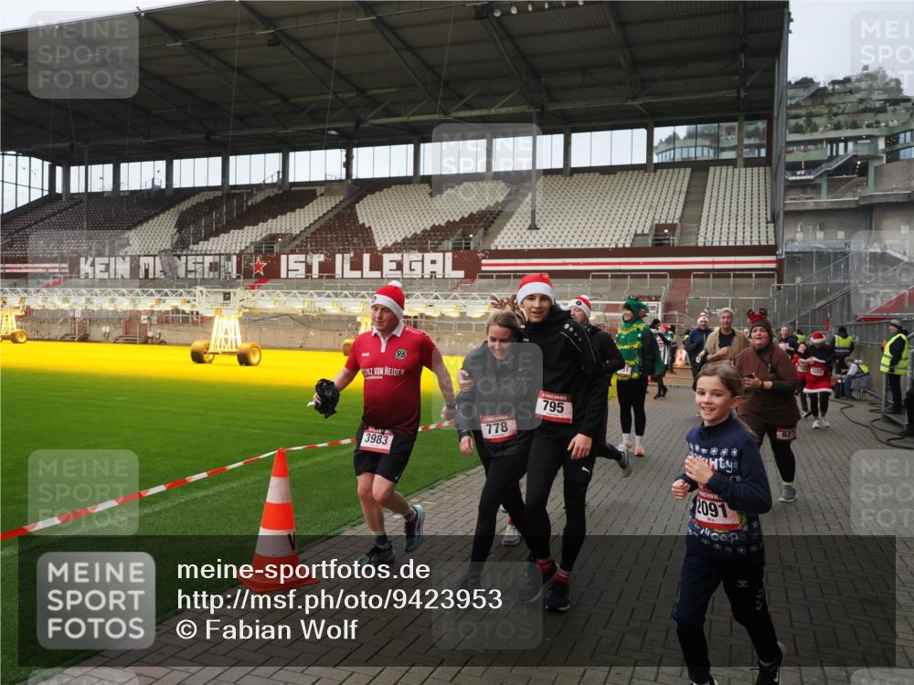 07.12.2025 - St. Pauli X-Mass-Run No. 15 Fabian Wolf http://msf.ph/oto/9423953 07.12.2025 12:04:12 Ziel 778, 795, 923, 1228, 1231, 1236, 1357, 1504, 2091, 2398, 3121, 3705, 3753, 3851, 3983, 3985, 4008, 4047, 4049, 4131, 4302, 4305, 4311, 4365, 4367, 4374, 4386, 4728 meine-sportfotos.de