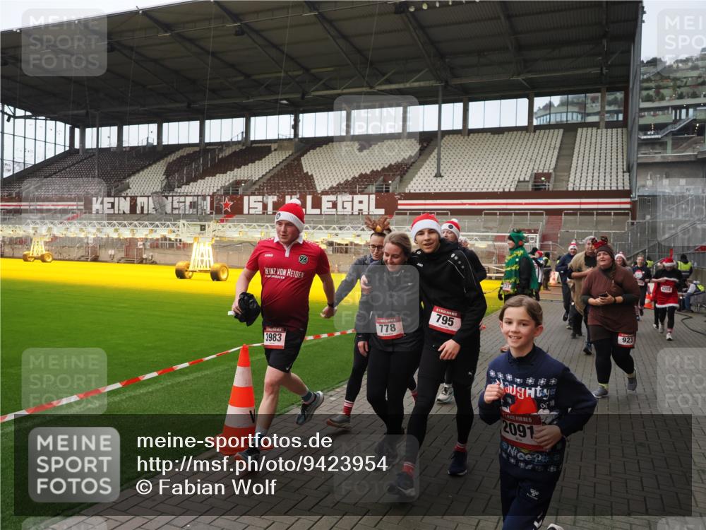 07.12.2025 - St. Pauli X-Mass-Run No. 15 Fabian Wolf http://msf.ph/oto/9423954 07.12.2025 12:04:12 Ziel 778, 795, 923, 1228, 1231, 1236, 1357, 1504, 2091, 2398, 3121, 3705, 3753, 3851, 3983, 3985, 4008, 4047, 4049, 4131, 4302, 4305, 4311, 4365, 4367, 4374, 4386, 4728 meine-sportfotos.de