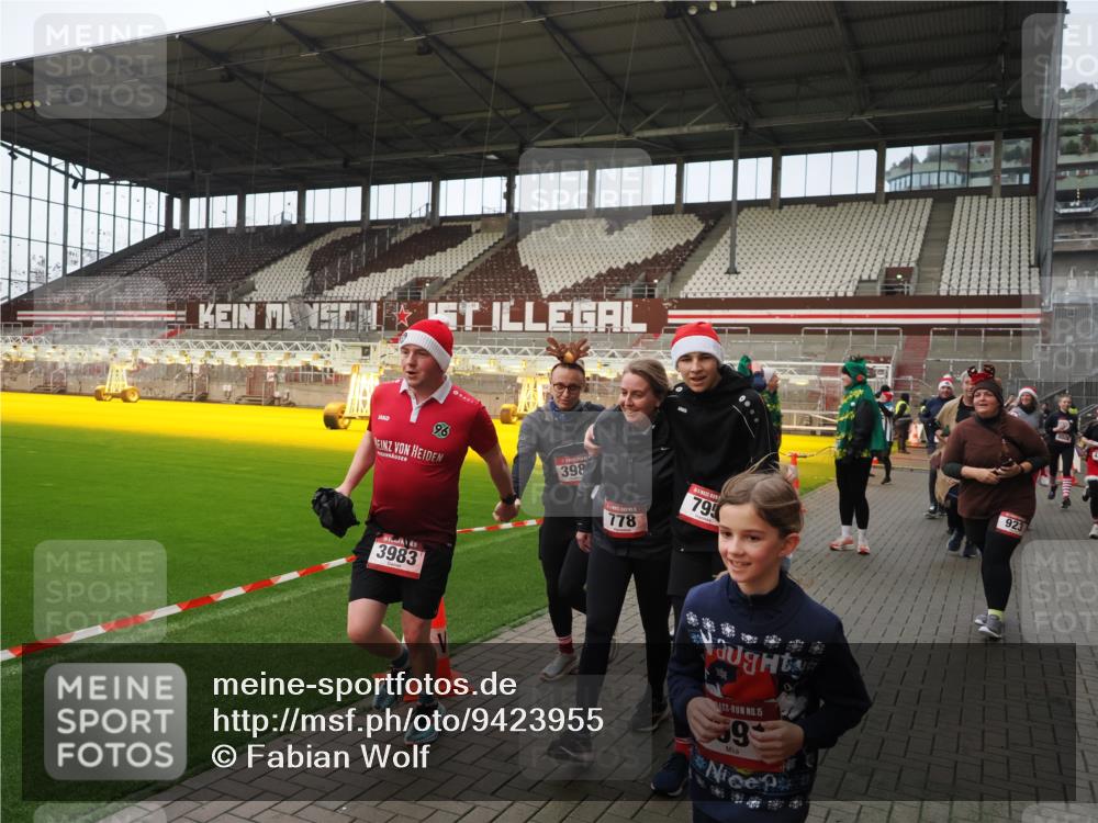 07.12.2025 - St. Pauli X-Mass-Run No. 15 Fabian Wolf http://msf.ph/oto/9423955 07.12.2025 12:04:12 Ziel 778, 795, 923, 1228, 1231, 1236, 1357, 1504, 2091, 2398, 3121, 3705, 3753, 3851, 3983, 3985, 4008, 4047, 4049, 4131, 4302, 4305, 4311, 4365, 4367, 4374, 4386, 4728 meine-sportfotos.de