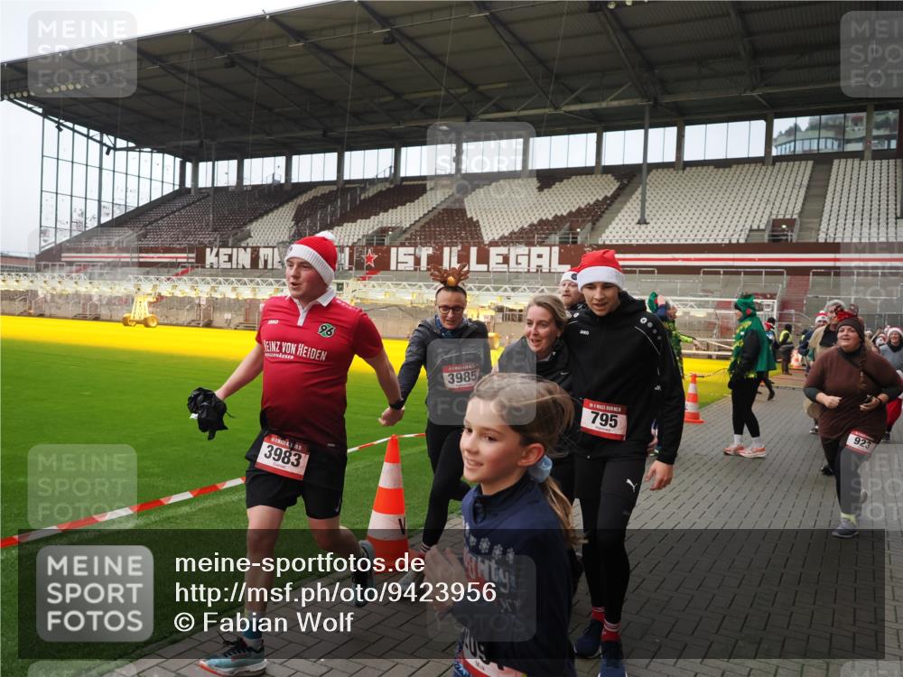07.12.2025 - St. Pauli X-Mass-Run No. 15 Fabian Wolf http://msf.ph/oto/9423956 07.12.2025 12:04:13 Ziel 778, 795, 923, 1228, 1231, 1236, 1357, 1490, 1504, 2091, 2398, 3121, 3705, 3753, 3851, 3983, 3985, 4008, 4047, 4049, 4131, 4302, 4305, 4311, 4365, 4367, 4374, 4386, 4728 meine-sportfotos.de