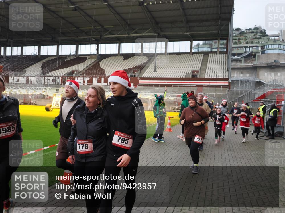 07.12.2025 - St. Pauli X-Mass-Run No. 15 Fabian Wolf http://msf.ph/oto/9423957 07.12.2025 12:04:13 Ziel 778, 795, 923, 1228, 1231, 1236, 1357, 1490, 1504, 2091, 2398, 3121, 3705, 3753, 3851, 3983, 3985, 4008, 4047, 4049, 4131, 4302, 4305, 4311, 4365, 4367, 4374, 4386, 4728 meine-sportfotos.de