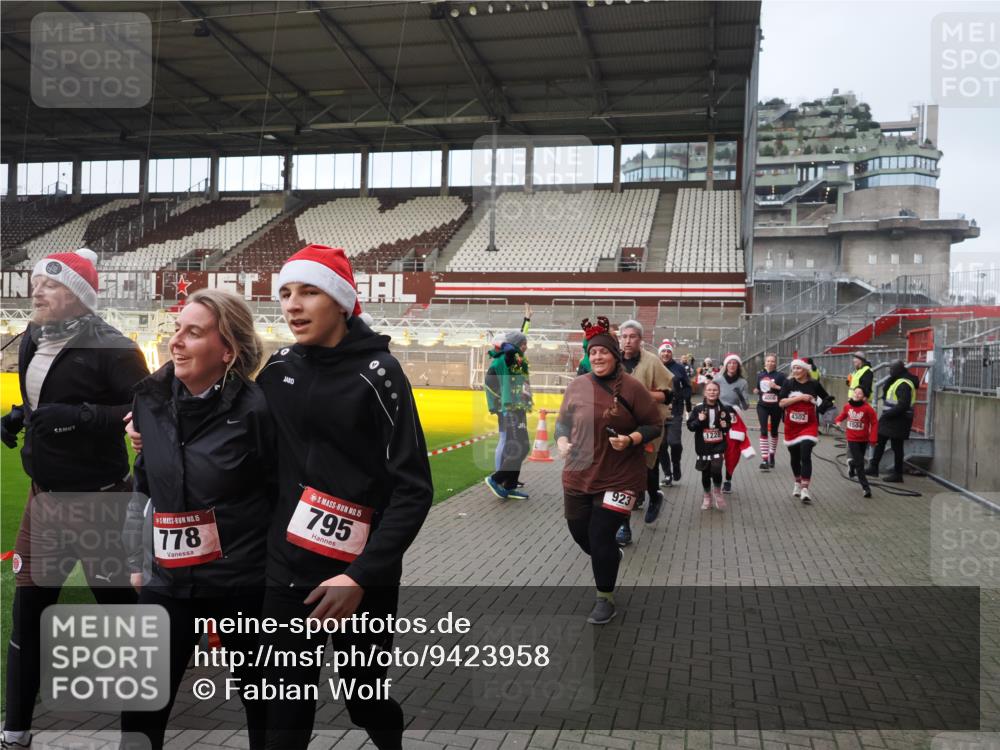 07.12.2025 - St. Pauli X-Mass-Run No. 15 Fabian Wolf http://msf.ph/oto/9423958 07.12.2025 12:04:13 Ziel 778, 795, 923, 1228, 1231, 1236, 1357, 1490, 1504, 2091, 2398, 3121, 3705, 3753, 3851, 3983, 3985, 4008, 4047, 4049, 4131, 4302, 4305, 4311, 4365, 4367, 4374, 4386, 4728 meine-sportfotos.de