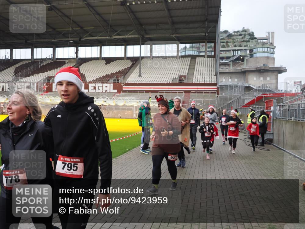 07.12.2025 - St. Pauli X-Mass-Run No. 15 Fabian Wolf http://msf.ph/oto/9423959 07.12.2025 12:04:14 Ziel 778, 795, 923, 1228, 1231, 1236, 1357, 1490, 1504, 2091, 2398, 3121, 3705, 3753, 3851, 3983, 3985, 4008, 4047, 4302, 4305, 4311, 4365, 4367, 4374, 4386, 4728 meine-sportfotos.de