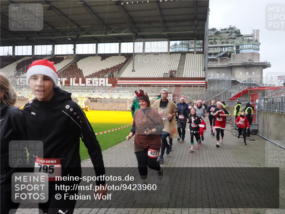 07.12.2025 - St. Pauli X-Mass-Run No. 15 Fabian Wolf http://msf.ph/oto/9423960 07.12.2025 12:04:14 Ziel 778, 795, 923, 1228, 1231, 1236, 1357, 1490, 1504, 2091, 2398, 3121, 3705, 3753, 3851, 3983, 3985, 4008, 4047, 4302, 4305, 4311, 4365, 4367, 4374, 4386, 4728 meine-sportfotos.de