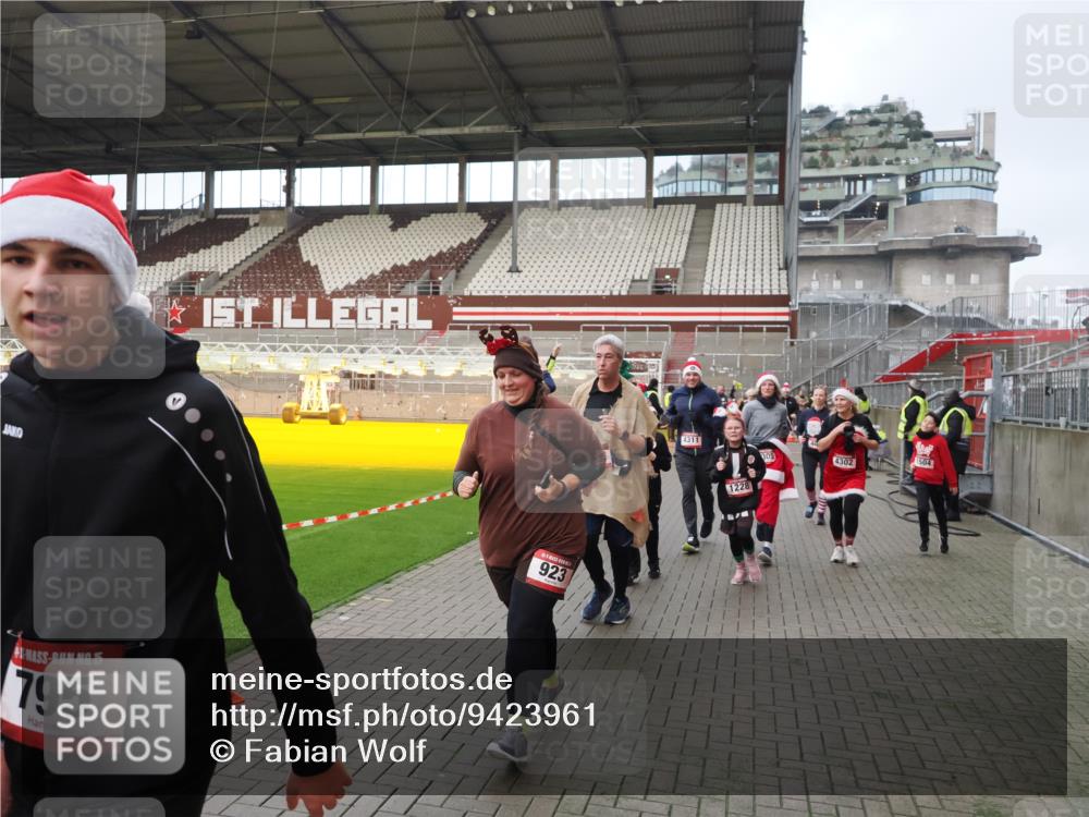 07.12.2025 - St. Pauli X-Mass-Run No. 15 Fabian Wolf http://msf.ph/oto/9423961 07.12.2025 12:04:14 Ziel 778, 795, 923, 1228, 1231, 1236, 1357, 1490, 1504, 2091, 2398, 3121, 3705, 3753, 3851, 3983, 3985, 4008, 4047, 4302, 4305, 4311, 4365, 4367, 4374, 4386, 4728 meine-sportfotos.de