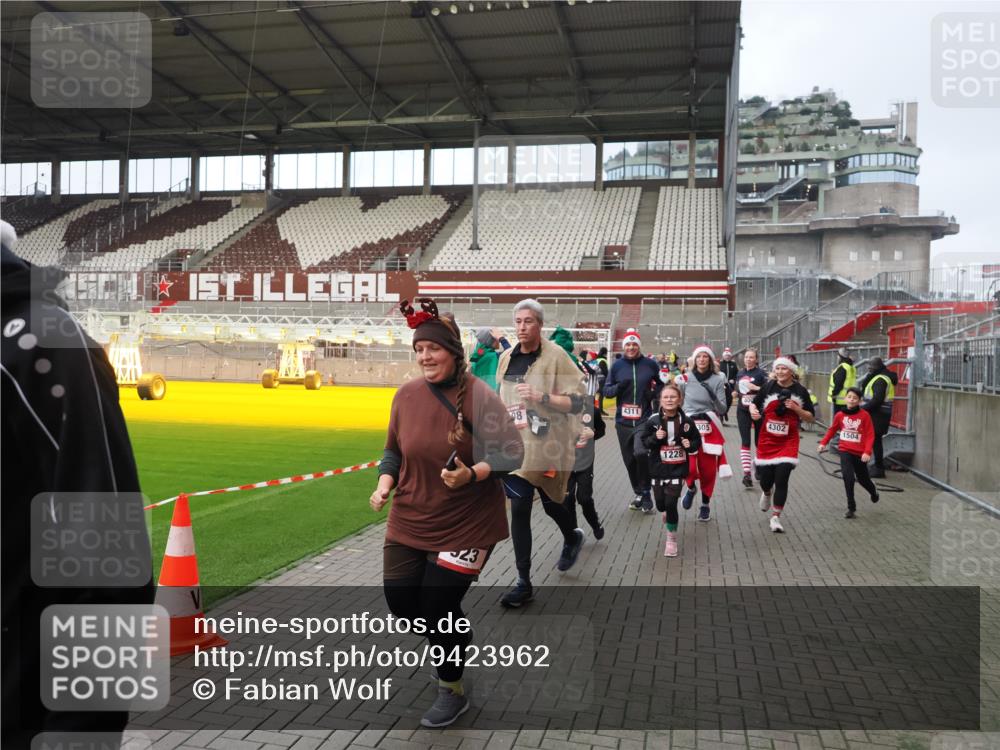 07.12.2025 - St. Pauli X-Mass-Run No. 15 Fabian Wolf http://msf.ph/oto/9423962 07.12.2025 12:04:14 Ziel 778, 795, 923, 1228, 1231, 1236, 1357, 1490, 1504, 2091, 2398, 3121, 3705, 3753, 3851, 3983, 3985, 4008, 4047, 4302, 4305, 4311, 4365, 4367, 4374, 4386, 4728 meine-sportfotos.de