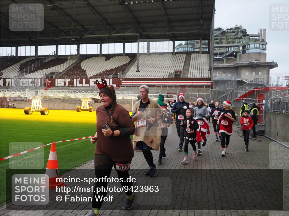 07.12.2025 - St. Pauli X-Mass-Run No. 15 Fabian Wolf http://msf.ph/oto/9423963 07.12.2025 12:04:14 Ziel 778, 795, 923, 1228, 1231, 1236, 1357, 1490, 1504, 2091, 2398, 3121, 3705, 3753, 3851, 3983, 3985, 4008, 4047, 4302, 4305, 4311, 4365, 4367, 4374, 4386, 4728 meine-sportfotos.de