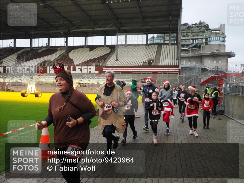 07.12.2025 - St. Pauli X-Mass-Run No. 15 Fabian Wolf http://msf.ph/oto/9423964 07.12.2025 12:04:15 Ziel 778, 795, 923, 1228, 1231, 1236, 1357, 1490, 1504, 2091, 2398, 3121, 3705, 3753, 3851, 3983, 3985, 4008, 4302, 4305, 4311, 4374, 4386, 4728 meine-sportfotos.de