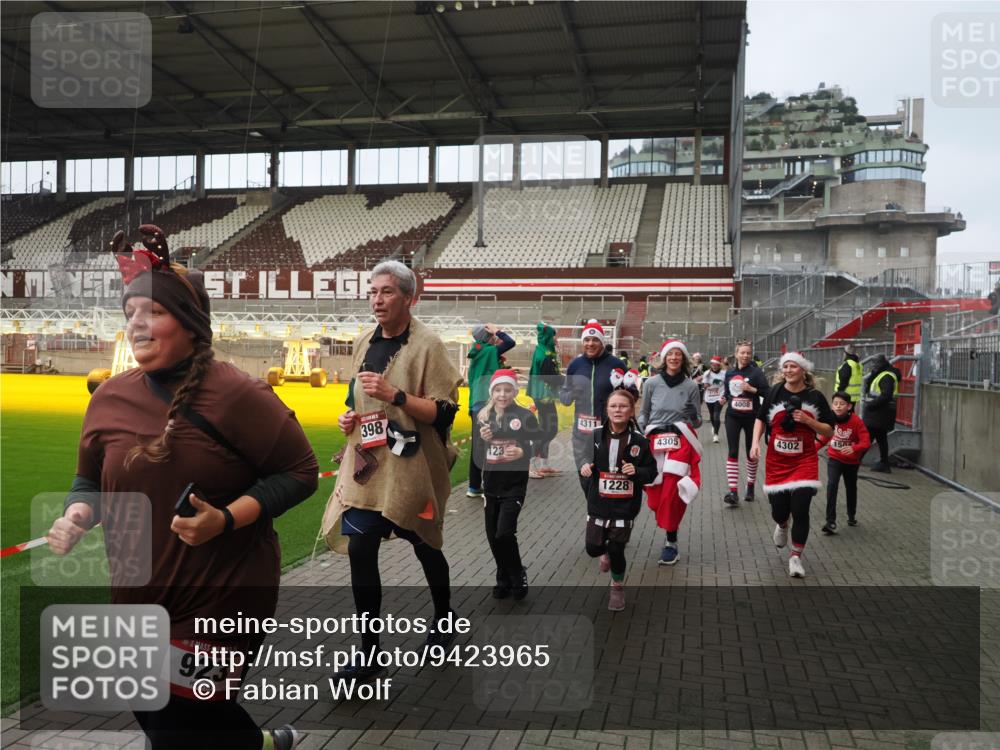 07.12.2025 - St. Pauli X-Mass-Run No. 15 Fabian Wolf http://msf.ph/oto/9423965 07.12.2025 12:04:15 Ziel 778, 795, 923, 1228, 1231, 1236, 1357, 1490, 1504, 2091, 2398, 3121, 3705, 3753, 3851, 3983, 3985, 4008, 4302, 4305, 4311, 4374, 4386, 4728 meine-sportfotos.de