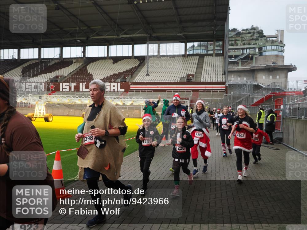 07.12.2025 - St. Pauli X-Mass-Run No. 15 Fabian Wolf http://msf.ph/oto/9423966 07.12.2025 12:04:15 Ziel 778, 795, 923, 1228, 1231, 1236, 1357, 1490, 1504, 2091, 2398, 3121, 3705, 3753, 3851, 3983, 3985, 4008, 4302, 4305, 4311, 4374, 4386, 4728 meine-sportfotos.de