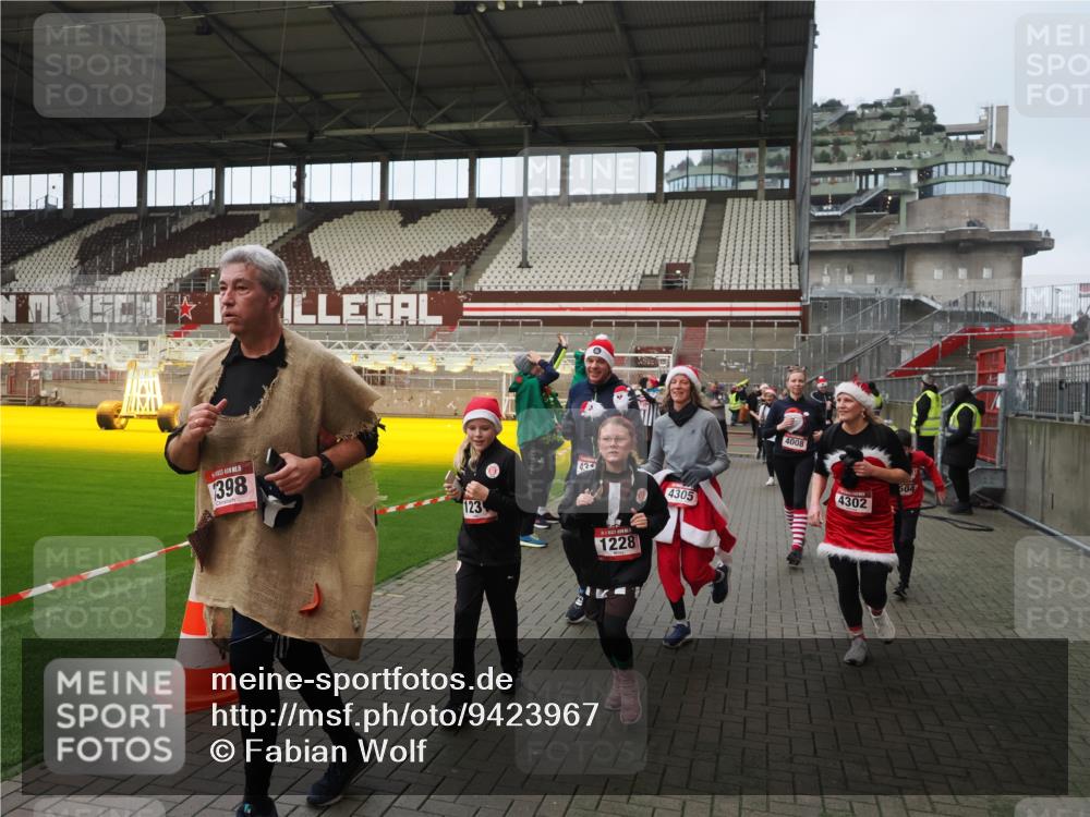07.12.2025 - St. Pauli X-Mass-Run No. 15 Fabian Wolf http://msf.ph/oto/9423967 07.12.2025 12:04:15 Ziel 778, 795, 923, 1228, 1231, 1236, 1357, 1490, 1504, 2091, 2398, 3121, 3705, 3753, 3851, 3983, 3985, 4008, 4302, 4305, 4311, 4374, 4386, 4728 meine-sportfotos.de
