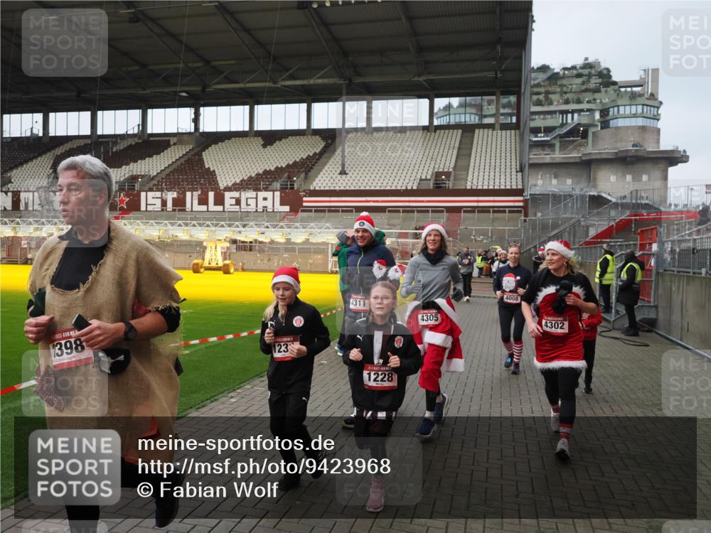 07.12.2025 - St. Pauli X-Mass-Run No. 15 Fabian Wolf http://msf.ph/oto/9423968 07.12.2025 12:04:16 Ziel 778, 795, 923, 1228, 1231, 1490, 1504, 2091, 2398, 3121, 3705, 3983, 3985, 4008, 4302, 4305, 4311, 4374, 4375, 4386, 4728 meine-sportfotos.de