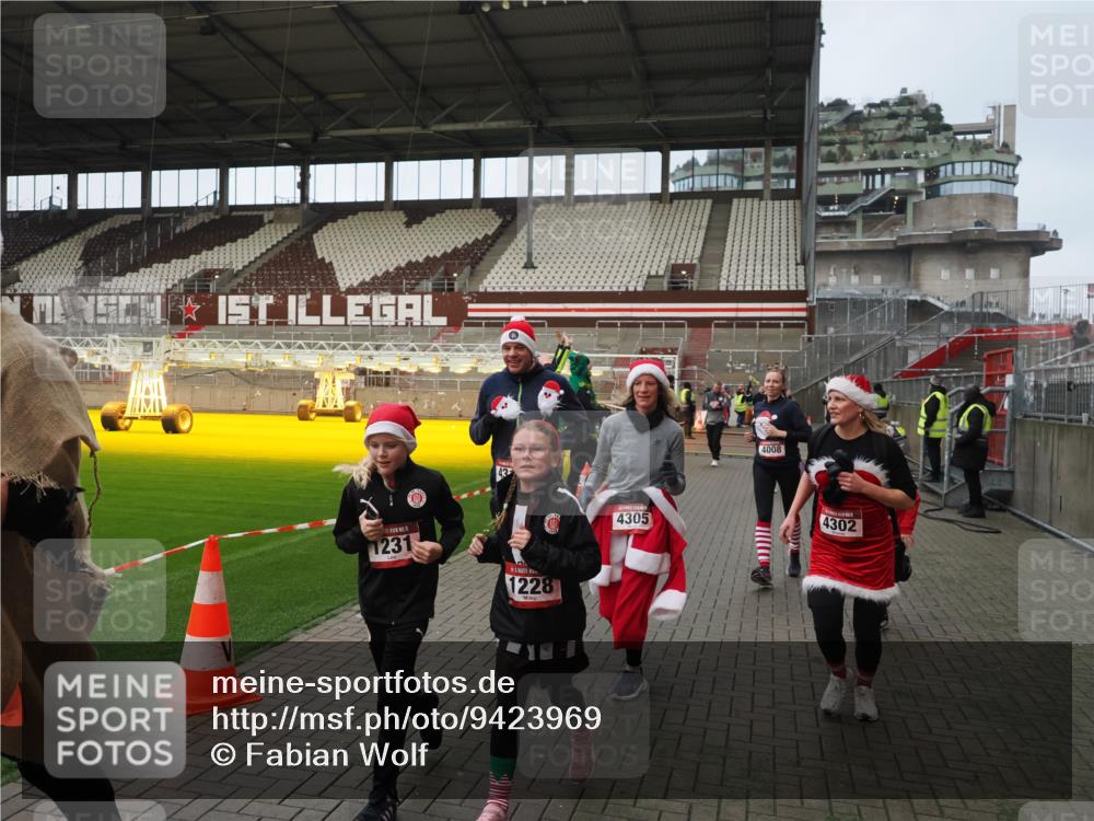 07.12.2025 - St. Pauli X-Mass-Run No. 15 Fabian Wolf http://msf.ph/oto/9423969 07.12.2025 12:04:16 Ziel 778, 795, 923, 1228, 1231, 1490, 1504, 2091, 2398, 3121, 3705, 3983, 3985, 4008, 4302, 4305, 4311, 4374, 4375, 4386, 4728 meine-sportfotos.de