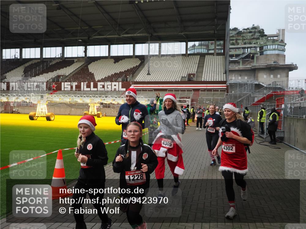 07.12.2025 - St. Pauli X-Mass-Run No. 15 Fabian Wolf http://msf.ph/oto/9423970 07.12.2025 12:04:16 Ziel 778, 795, 923, 1228, 1231, 1490, 1504, 2091, 2398, 3121, 3705, 3983, 3985, 4008, 4302, 4305, 4311, 4374, 4375, 4386, 4728 meine-sportfotos.de