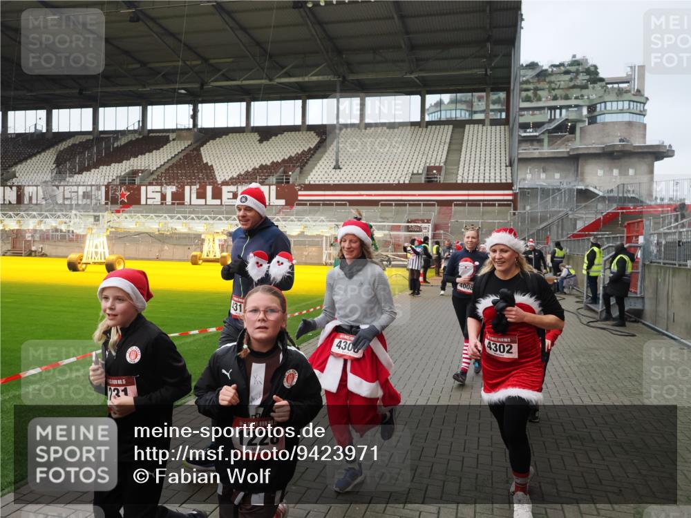 07.12.2025 - St. Pauli X-Mass-Run No. 15 Fabian Wolf http://msf.ph/oto/9423971 07.12.2025 12:04:16 Ziel 778, 795, 923, 1228, 1231, 1490, 1504, 2091, 2398, 3121, 3705, 3983, 3985, 4008, 4302, 4305, 4311, 4374, 4375, 4386, 4728 meine-sportfotos.de