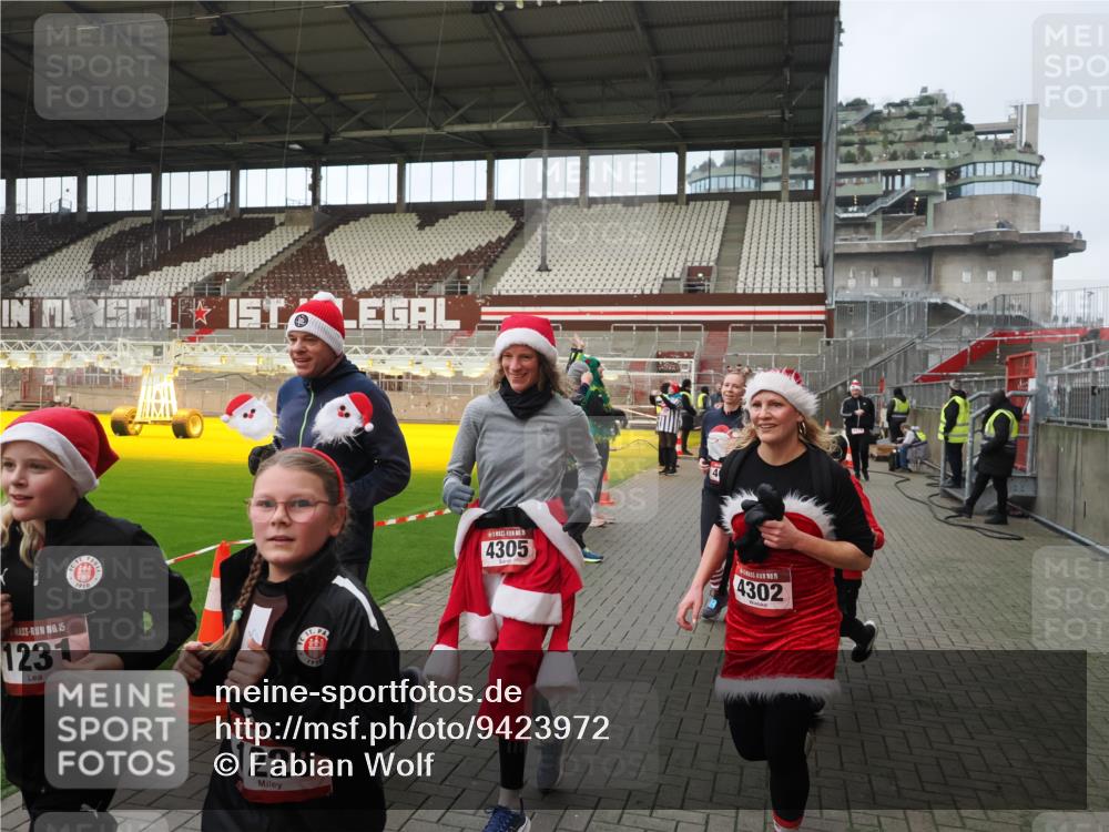 07.12.2025 - St. Pauli X-Mass-Run No. 15 Fabian Wolf http://msf.ph/oto/9423972 07.12.2025 12:04:16 Ziel 778, 795, 923, 1228, 1231, 1490, 1504, 2091, 2398, 3121, 3705, 3983, 3985, 4008, 4302, 4305, 4311, 4374, 4375, 4386, 4728 meine-sportfotos.de