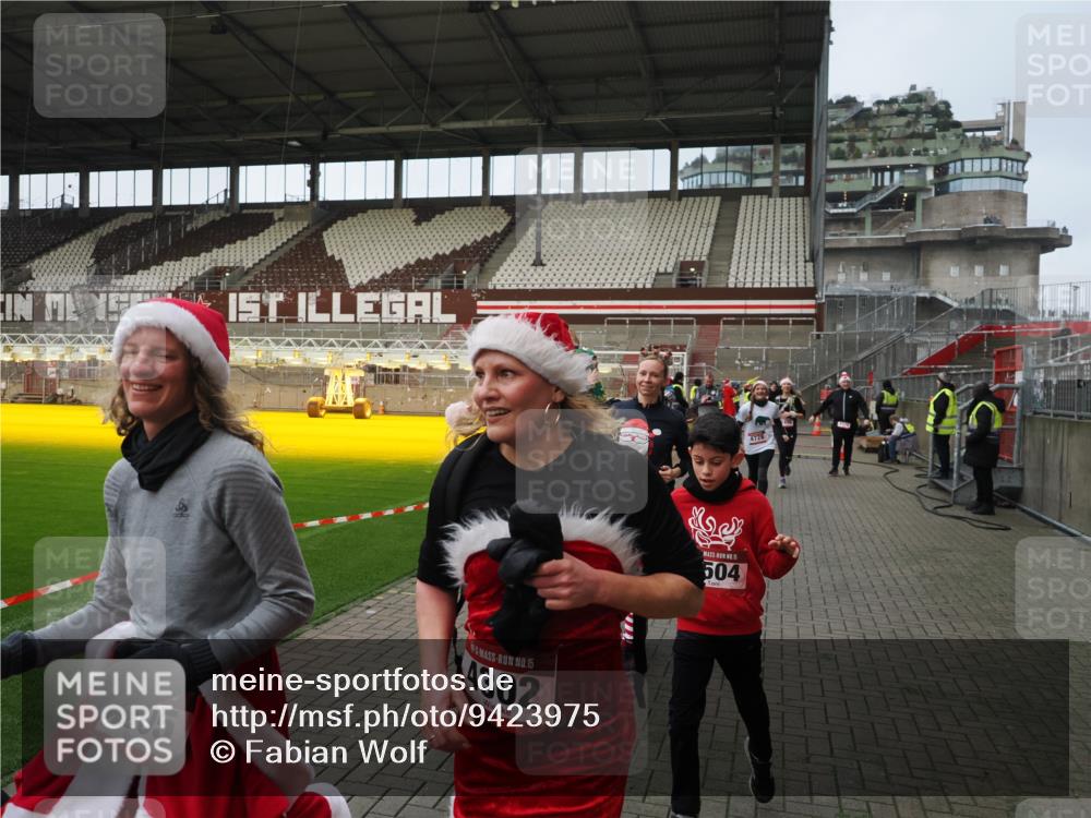 07.12.2025 - St. Pauli X-Mass-Run No. 15 Fabian Wolf http://msf.ph/oto/9423975 07.12.2025 12:04:17 Ziel 778, 795, 923, 1228, 1231, 1490, 1504, 2091, 2398, 3121, 3705, 3983, 3985, 4008, 4302, 4305, 4311, 4374, 4375, 4386, 4728 meine-sportfotos.de