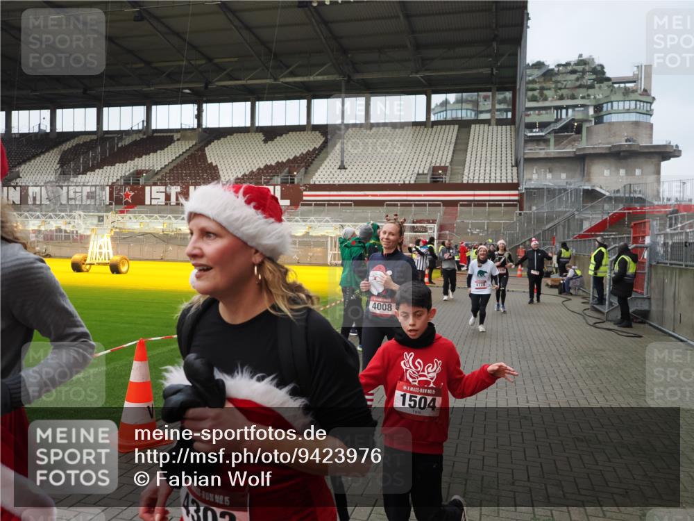 07.12.2025 - St. Pauli X-Mass-Run No. 15 Fabian Wolf http://msf.ph/oto/9423976 07.12.2025 12:04:17 Ziel 778, 795, 923, 1228, 1231, 1490, 1504, 2091, 2398, 3121, 3705, 3983, 3985, 4008, 4302, 4305, 4311, 4374, 4375, 4386, 4728 meine-sportfotos.de