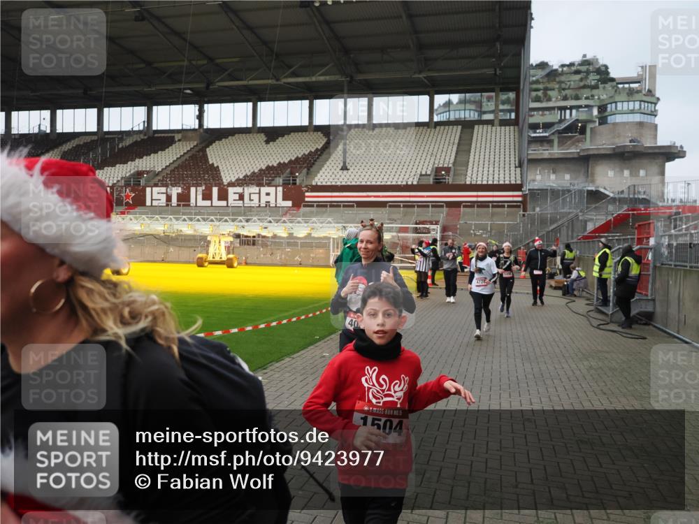 07.12.2025 - St. Pauli X-Mass-Run No. 15 Fabian Wolf http://msf.ph/oto/9423977 07.12.2025 12:04:17 Ziel 778, 795, 923, 1228, 1231, 1490, 1504, 2091, 2398, 3121, 3705, 3983, 3985, 4008, 4302, 4305, 4311, 4374, 4375, 4386, 4728 meine-sportfotos.de
