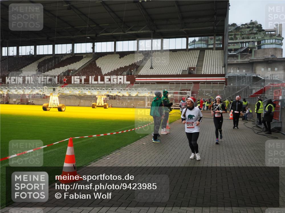 07.12.2025 - St. Pauli X-Mass-Run No. 15 Fabian Wolf http://msf.ph/oto/9423985 07.12.2025 12:04:19 Ziel 778, 795, 923, 1228, 1231, 1490, 1504, 2091, 2398, 2410, 3121, 3705, 3983, 3985, 4008, 4302, 4305, 4311, 4374, 4375, 4386, 4728 meine-sportfotos.de
