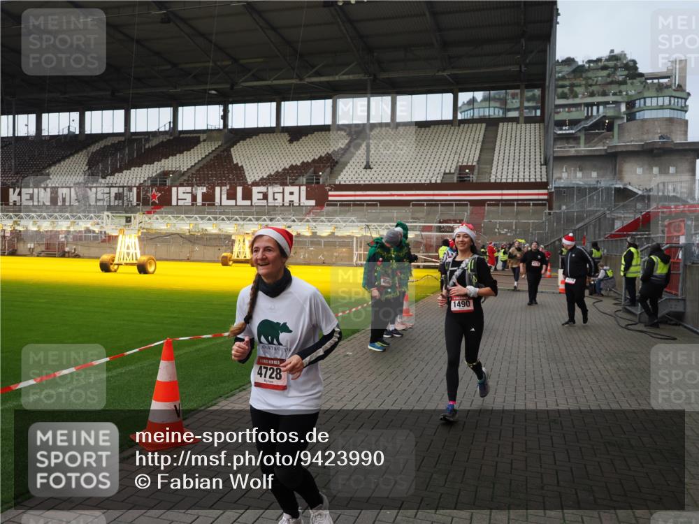 07.12.2025 - St. Pauli X-Mass-Run No. 15 Fabian Wolf http://msf.ph/oto/9423990 07.12.2025 12:04:20 Ziel 778, 795, 923, 1228, 1231, 1490, 1504, 2091, 2398, 2410, 3121, 3705, 3983, 3985, 4008, 4302, 4305, 4311, 4374, 4375, 4386, 4728 meine-sportfotos.de