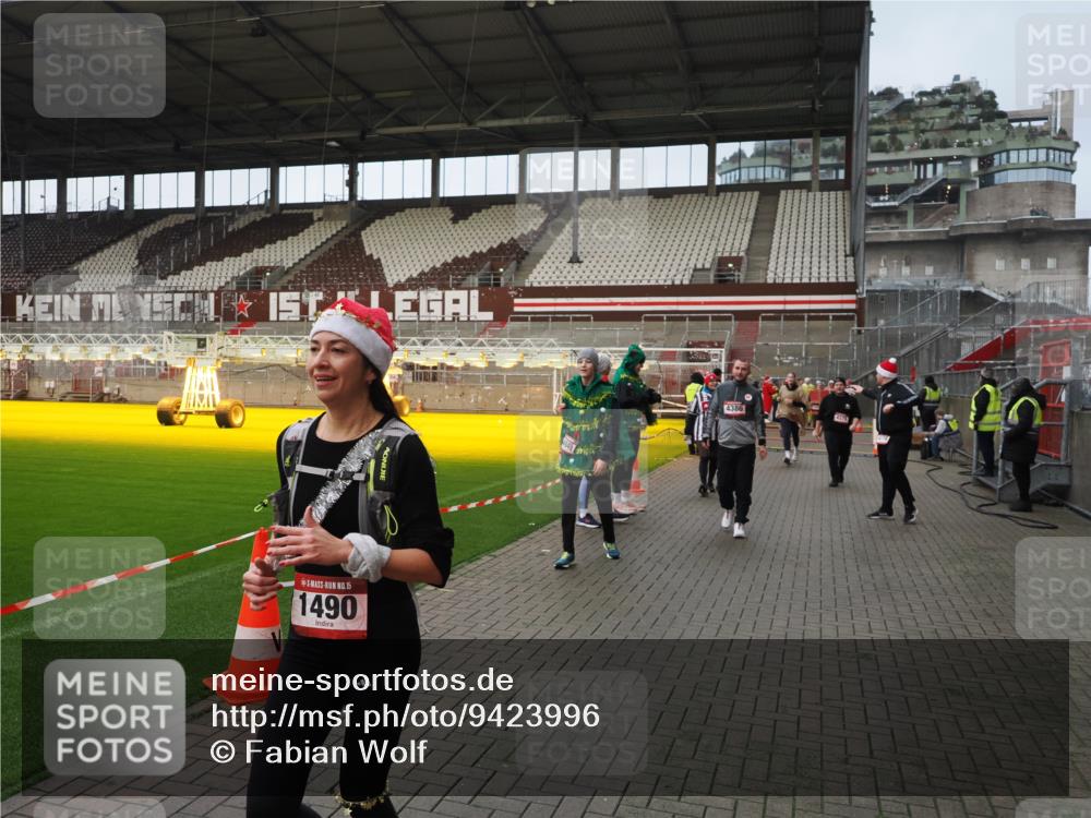 07.12.2025 - St. Pauli X-Mass-Run No. 15 Fabian Wolf http://msf.ph/oto/9423996 07.12.2025 12:04:21 Ziel 778, 795, 923, 1228, 1231, 1490, 1504, 2091, 2398, 2410, 2769, 3121, 3705, 3983, 3985, 4008, 4302, 4305, 4311, 4374, 4375, 4386, 4728 meine-sportfotos.de