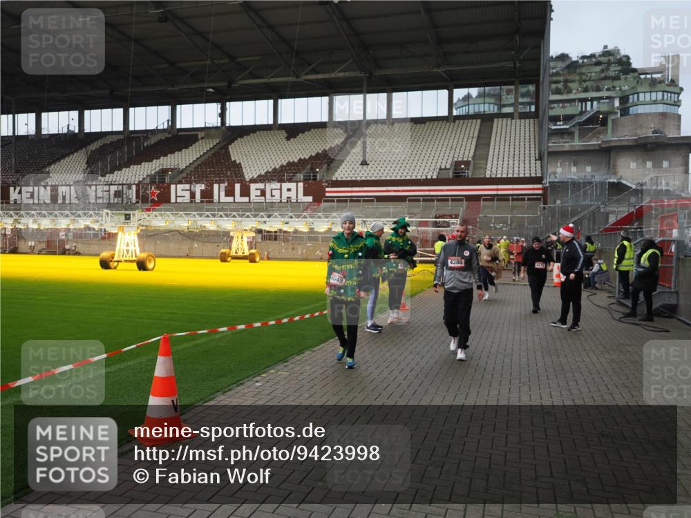 07.12.2025 - St. Pauli X-Mass-Run No. 15 Fabian Wolf http://msf.ph/oto/9423998 07.12.2025 12:04:22 Ziel 923, 1228, 1231, 1490, 1504, 2091, 2398, 2410, 2769, 3121, 3705, 3983, 3985, 4008, 4302, 4305, 4311, 4374, 4375, 4386, 4728 meine-sportfotos.de