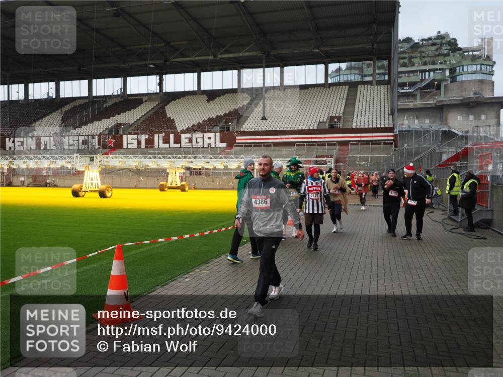 07.12.2025 - St. Pauli X-Mass-Run No. 15 Fabian Wolf http://msf.ph/oto/9424000 07.12.2025 12:04:24 Ziel 1228, 1231, 1490, 1504, 2091, 2398, 2410, 2769, 3121, 3705, 3983, 3985, 4008, 4059, 4302, 4305, 4311, 4374, 4375, 4386, 4728 meine-sportfotos.de