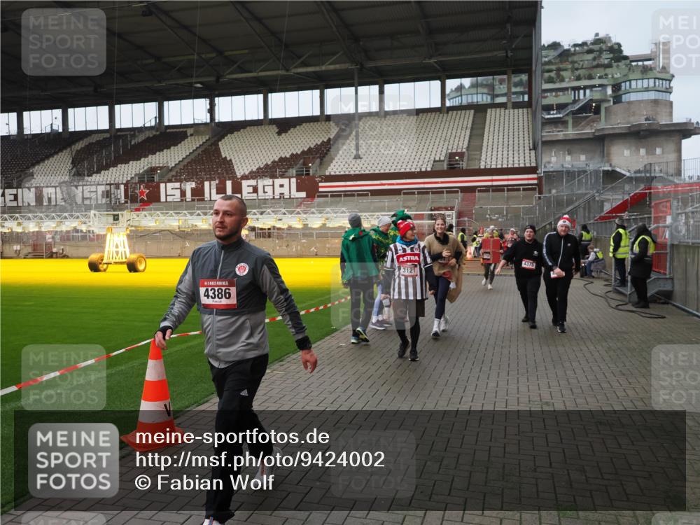 07.12.2025 - St. Pauli X-Mass-Run No. 15 Fabian Wolf http://msf.ph/oto/9424002 07.12.2025 12:04:25 Ziel 1228, 1231, 1490, 1504, 2091, 2398, 2404, 2410, 2769, 3675, 3705, 3983, 3985, 4008, 4056, 4059, 4302, 4305, 4311, 4374, 4375, 4386, 4728 meine-sportfotos.de