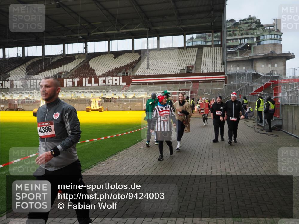 07.12.2025 - St. Pauli X-Mass-Run No. 15 Fabian Wolf http://msf.ph/oto/9424003 07.12.2025 12:04:25 Ziel 1228, 1231, 1490, 1504, 2091, 2398, 2404, 2410, 2769, 3675, 3705, 3983, 3985, 4008, 4056, 4059, 4302, 4305, 4311, 4374, 4375, 4386, 4728 meine-sportfotos.de