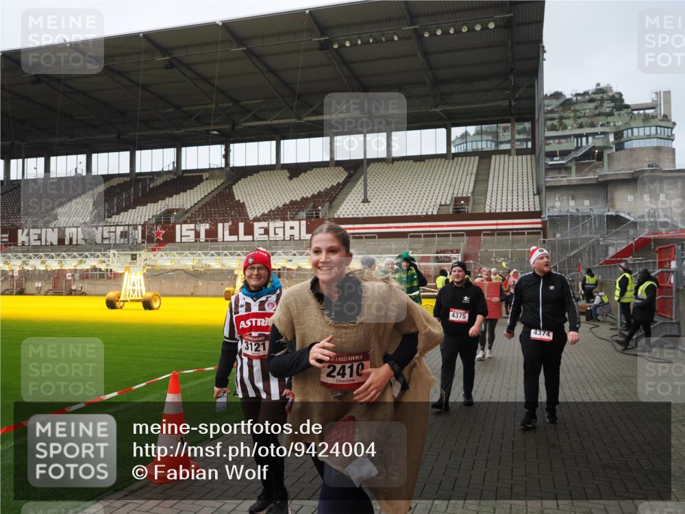 07.12.2025 - St. Pauli X-Mass-Run No. 15 Fabian Wolf http://msf.ph/oto/9424004 07.12.2025 12:04:27 Ziel 1228, 1231, 1490, 1504, 2404, 2410, 2769, 3675, 3833, 4008, 4056, 4059, 4302, 4305, 4311, 4374, 4375, 4386, 4728 meine-sportfotos.de