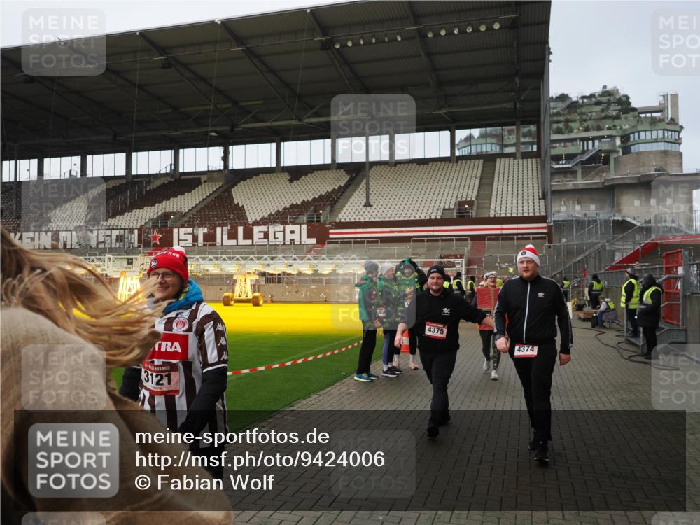 07.12.2025 - St. Pauli X-Mass-Run No. 15 Fabian Wolf http://msf.ph/oto/9424006 07.12.2025 12:04:28 Ziel 1490, 1504, 2404, 2410, 2769, 3675, 3833, 4008, 4056, 4059, 4302, 4311, 4374, 4375, 4386, 4728 meine-sportfotos.de