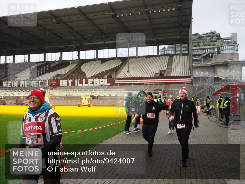 07.12.2025 - St. Pauli X-Mass-Run No. 15 Fabian Wolf http://msf.ph/oto/9424007 07.12.2025 12:04:28 Ziel 1490, 1504, 2404, 2410, 2769, 3675, 3833, 4008, 4056, 4059, 4302, 4311, 4374, 4375, 4386, 4728 meine-sportfotos.de