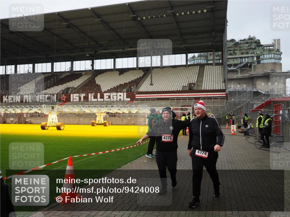 07.12.2025 - St. Pauli X-Mass-Run No. 15 Fabian Wolf http://msf.ph/oto/9424008 07.12.2025 12:04:29 Ziel 1490, 1504, 2404, 2410, 2769, 3675, 3833, 4008, 4056, 4059, 4374, 4375, 4386, 4728 meine-sportfotos.de