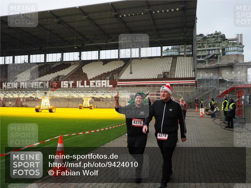 07.12.2025 - St. Pauli X-Mass-Run No. 15 Fabian Wolf http://msf.ph/oto/9424010 07.12.2025 12:04:29 Ziel 1490, 1504, 2404, 2410, 2769, 3675, 3833, 4008, 4056, 4059, 4374, 4375, 4386, 4728 meine-sportfotos.de