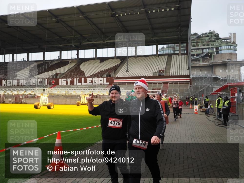 07.12.2025 - St. Pauli X-Mass-Run No. 15 Fabian Wolf http://msf.ph/oto/9424012 07.12.2025 12:04:30 Ziel 1490, 1504, 2404, 2410, 2769, 3675, 3833, 4056, 4059, 4374, 4375, 4386, 4728 meine-sportfotos.de
