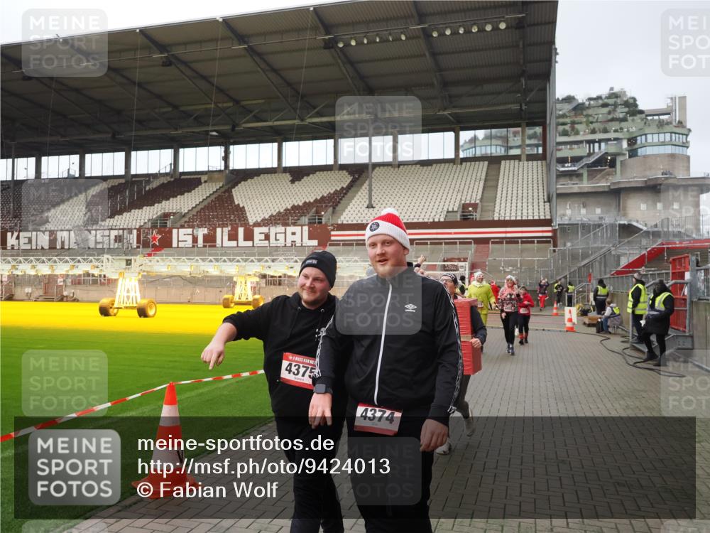 07.12.2025 - St. Pauli X-Mass-Run No. 15 Fabian Wolf http://msf.ph/oto/9424013 07.12.2025 12:04:30 Ziel 1490, 1504, 2404, 2410, 2769, 3675, 3833, 4056, 4059, 4374, 4375, 4386, 4728 meine-sportfotos.de