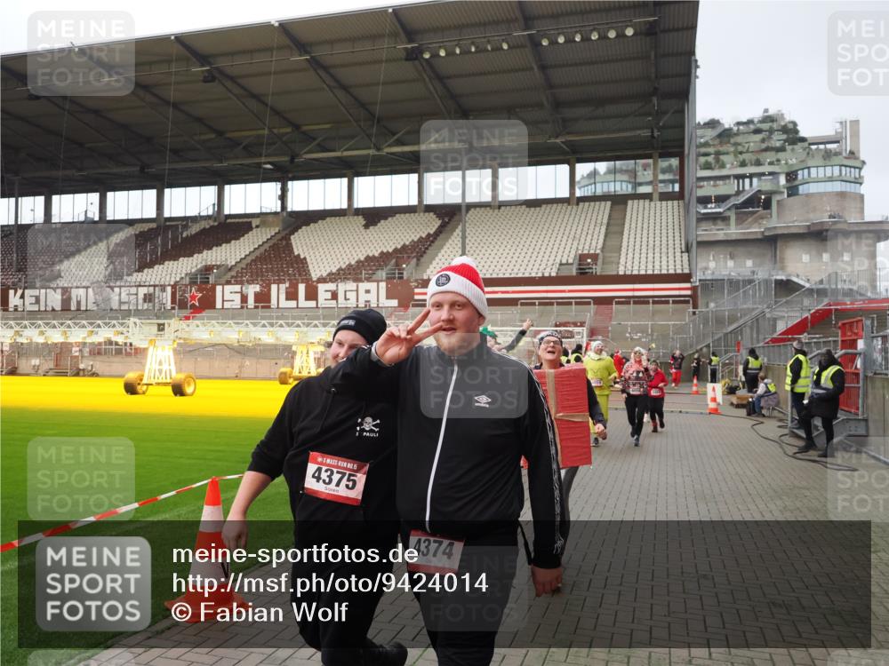 07.12.2025 - St. Pauli X-Mass-Run No. 15 Fabian Wolf http://msf.ph/oto/9424014 07.12.2025 12:04:30 Ziel 1490, 1504, 2404, 2410, 2769, 3675, 3833, 4056, 4059, 4374, 4375, 4386, 4728 meine-sportfotos.de