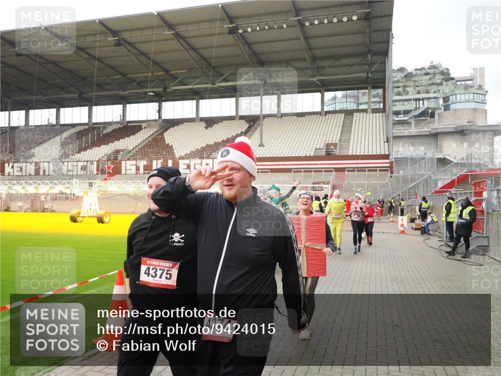 07.12.2025 - St. Pauli X-Mass-Run No. 15 Fabian Wolf http://msf.ph/oto/9424015 07.12.2025 12:04:30 Ziel 1490, 1504, 2404, 2410, 2769, 3675, 3833, 4056, 4059, 4374, 4375, 4386, 4728 meine-sportfotos.de