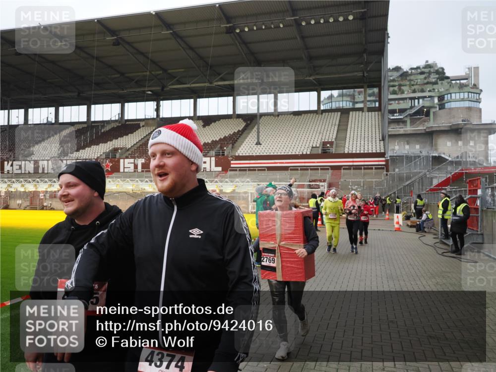 07.12.2025 - St. Pauli X-Mass-Run No. 15 Fabian Wolf http://msf.ph/oto/9424016 07.12.2025 12:04:31 Ziel 1490, 2404, 2410, 2769, 3675, 3833, 4056, 4059, 4374, 4375, 4386, 4728 meine-sportfotos.de