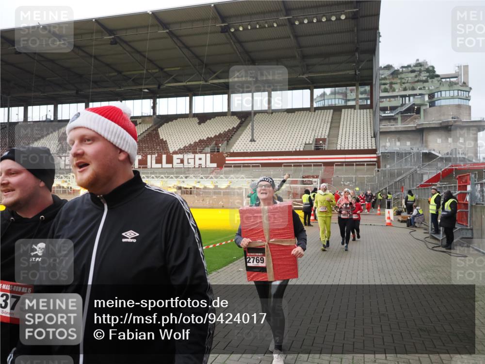 07.12.2025 - St. Pauli X-Mass-Run No. 15 Fabian Wolf http://msf.ph/oto/9424017 07.12.2025 12:04:31 Ziel 1490, 2404, 2410, 2769, 3675, 3833, 4056, 4059, 4374, 4375, 4386, 4728 meine-sportfotos.de