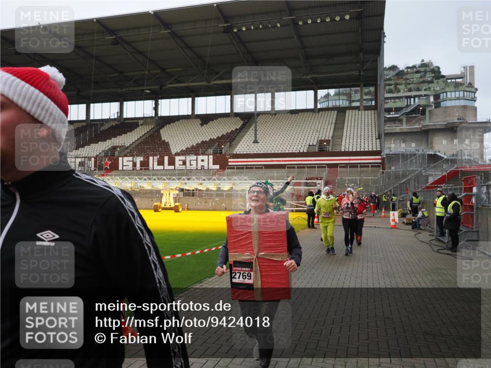 07.12.2025 - St. Pauli X-Mass-Run No. 15 Fabian Wolf http://msf.ph/oto/9424018 07.12.2025 12:04:31 Ziel 1490, 2404, 2410, 2769, 3675, 3833, 4056, 4059, 4374, 4375, 4386, 4728 meine-sportfotos.de
