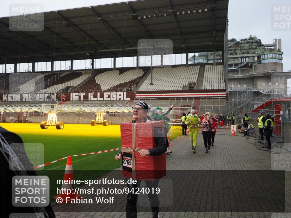 07.12.2025 - St. Pauli X-Mass-Run No. 15 Fabian Wolf http://msf.ph/oto/9424019 07.12.2025 12:04:31 Ziel 1490, 2404, 2410, 2769, 3675, 3833, 4056, 4059, 4374, 4375, 4386, 4728 meine-sportfotos.de