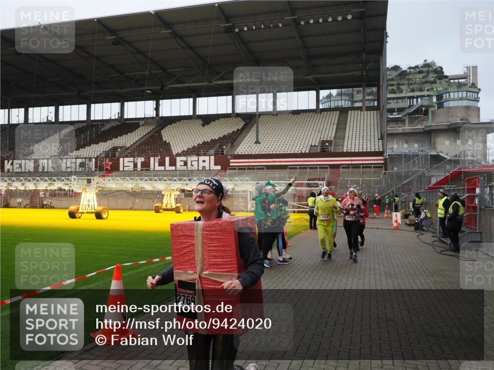 07.12.2025 - St. Pauli X-Mass-Run No. 15 Fabian Wolf http://msf.ph/oto/9424020 07.12.2025 12:04:31 Ziel 1490, 2404, 2410, 2769, 3675, 3833, 4056, 4059, 4374, 4375, 4386, 4728 meine-sportfotos.de