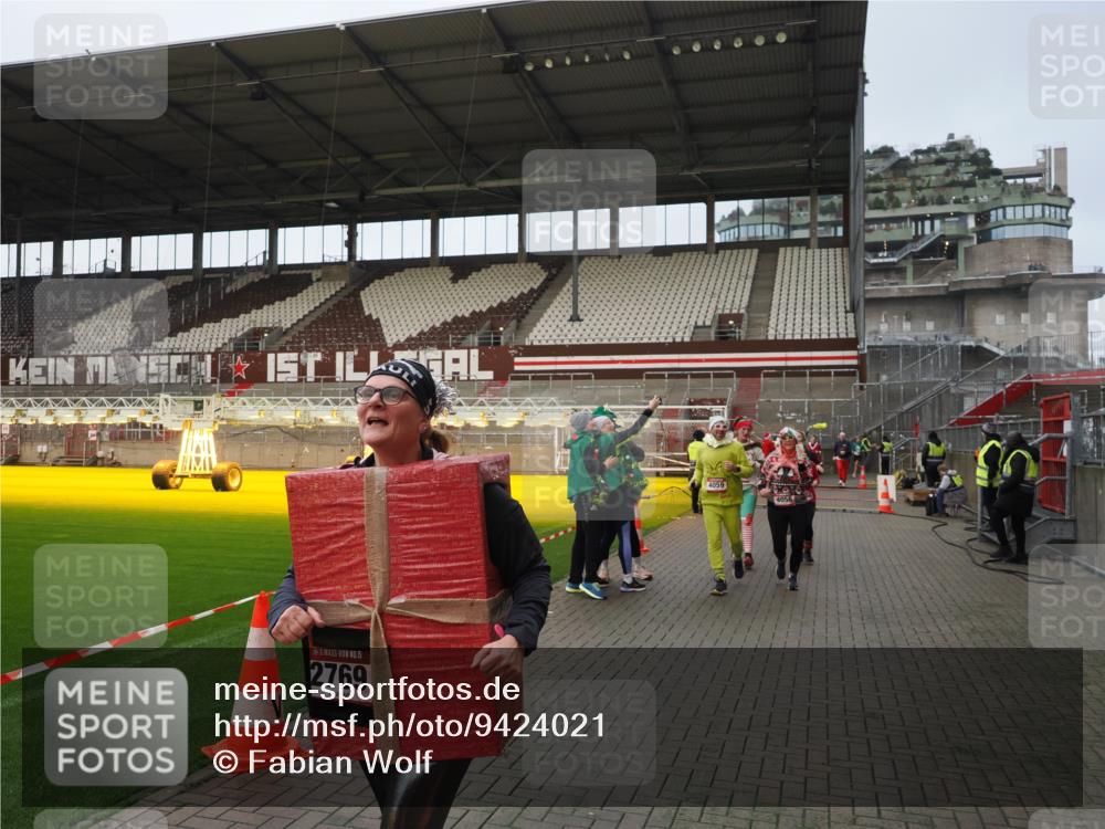 07.12.2025 - St. Pauli X-Mass-Run No. 15 Fabian Wolf http://msf.ph/oto/9424021 07.12.2025 12:04:32 Ziel 1490, 2404, 2410, 2769, 3675, 3833, 4056, 4059, 4374, 4375, 4386 meine-sportfotos.de